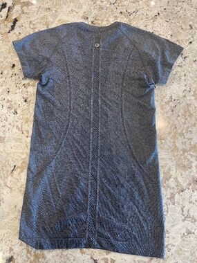 Lululemon Women’s Swiftly Run Tech Short Sleeve Shirt Gray Moisture Wicking 4